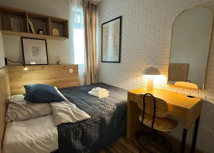 A2 - Prince Room - Warsaw City Haven - Two Shared Bathrooms