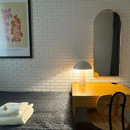 A2 - Prince Room - Warsaw City Haven - Two Shared Bathrooms Exterior photo