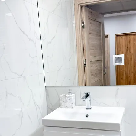 A2 - Prince Room - Warsaw City Haven - Two Shared Bathrooms Exterior photo